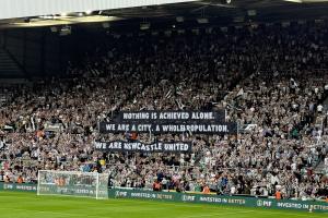 纽卡球迷拉横幅：伟业非一人可成，我们是一座城，我们是纽卡斯尔