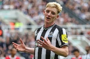 头脑发热！近14场比赛，戈登0球0助但拿到两张红牌