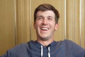 快问快答二选一 里夫斯：我特别喜欢炒饭 会选高尔夫球&酱油&龙