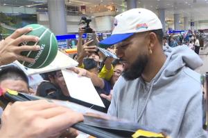 好人！唐斯凌晨抵台开启中国行 还不忘关注明尼苏达校园枪击案