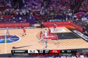 💀窒息！东契奇被波兰球员拿头防守顶离地 末节还被怼倒在地