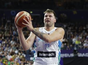 太累了！东契奇半场8中4砍17分2板3助2断2帽 对方一度三人包夹