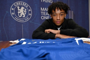 英媒：切尔西正与18岁中场戴尔谈续约，球员合同明夏到期