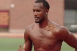 大汗淋漓！骑士队莫布里在田径场训练 主要有阻力跑&带球跑等内容