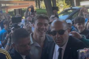 下树在即！霍伊伦准备接受那不勒斯体检，球员笑容满面