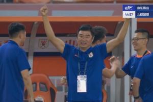 泰山半场4-0国安！韩鹏场边振臂高呼，塞蒂恩已经瘫坐在椅子上了