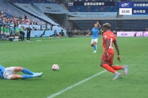 恩戈姆送点，韦斯利主罚命中，新鹏城1-0领先梅州