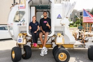 开心得像个孩子！文班参观NASA航天中心充满好奇！