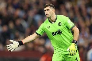 记者：曼联探索引进大马丁可能性，但不打算同时签下他和拉门斯