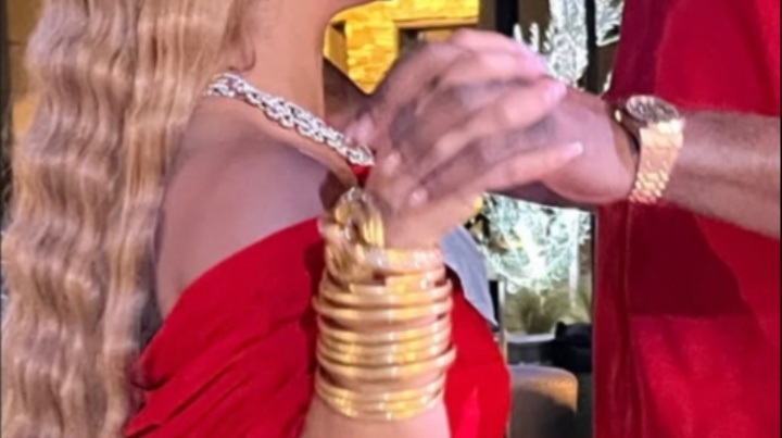 金价下跌不影响秀恩爱！女友晒照戴着数十个金环与哈登十指紧扣