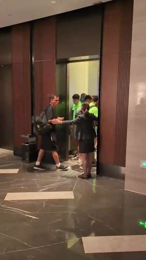 还原冲突：国安远征军喊“你出来”，王刚张玉宁被激怒从电梯冲出