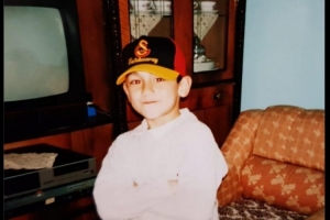 儿加梦！京多安社媒晒头戴印有加拉塔萨雷队徽帽子的童年照