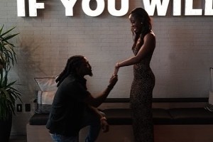 老鹰球员基顿-华莱士求婚成功 众亲友到场祝福！