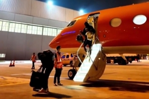 时隔六年！球迷晒在上海虹桥机场拍到詹姆斯今日凌晨走下飞机画面