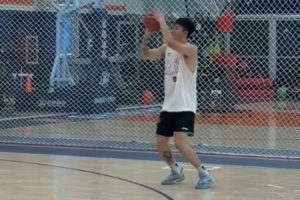 媒体人：张镇麟的身体状态还处于恢复阶段 他进行了投篮加练