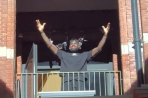 中国行上海站活动开始前 詹姆斯从高处张开双臂向球迷问好