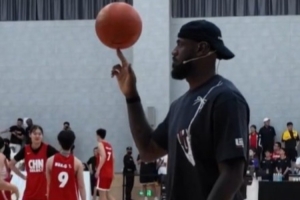 玩起来了！詹姆斯随意秀起指尖转球、膝盖控球、花式运球