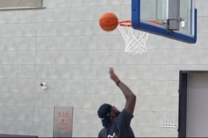 篮板+1！詹姆斯示范对抗上篮翻车 空篮不进🤣
