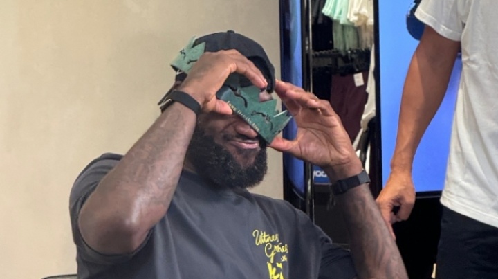 球迷在成都送上亲手制作的王冠👑结果尺寸太大詹姆斯戴不上