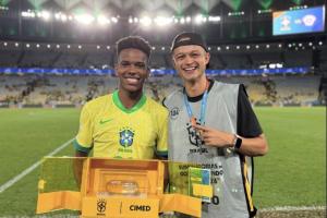 天赋拉满！18岁埃斯特旺倒钩斩首球+获MVP，切尔西巴西双豪门首发