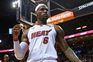 安东尼：看到老詹现在不戴发带我很高兴 因为他压根不适合