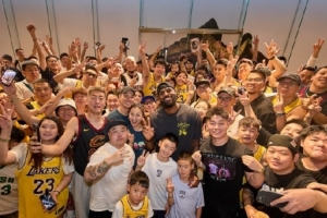 媒体人晒詹姆斯中国行活动照：在人气这一块 老詹必须是顶级的