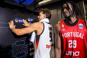 杀人诛心！瓦格纳当着葡萄牙球员的面在晋级栏贴下德国贴纸！