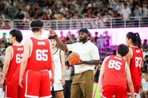 詹姆斯：我在看球时很难不去分析 上交的学生在以正确的方式打球