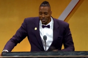 霍华德名人堂演讲期间导播切出詹姆斯特写镜头：勒布朗在这里啊