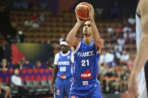 手凉！里萨谢8投仅2中拿到7分6板 三分6中1