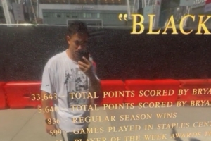 赵继伟社媒晒在斯台普斯中心外参观科比雕像视频：8  24❤️