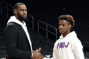 余嘉豪忆高中与布朗尼当队友：詹姆斯来看球引轰动 他的气场很强