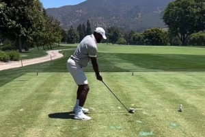 詹姆斯晒高尔夫挥杆慢放镜头：拥有这个新爱好两个月 仍在改进中