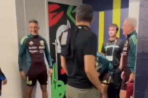 师徒重逢！墨西哥主帅阿吉雷赛后与李刚仁见面并开玩笑