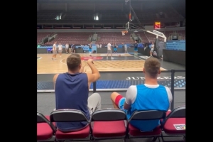 提前进入比赛模式？东契奇赛前热身坐在替补席命中超远三分！