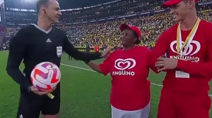 感动！😭凯塞多妈妈为厄瓜多尔比赛送球，球员跑向妈妈深情拥抱