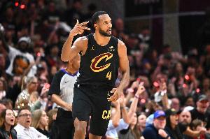 不止做DPOY！队记：莫布里今夏提升了跳投技术 控球&终结也有增强