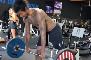 这核心力！健身教练晒杰伦-格林高难度训练 金鸡独立双手提举杠铃