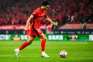 沪媒：刘若钒在海港、申花踢球的球迷氛围不太一样，海港更宽松