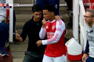 厄德高被铲飞后受伤无法坚持，被换下场，恩瓦内里替补登场