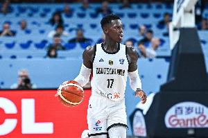 施罗德上半场两分 下半场10中5拿到14分7助 最后时刻连得4分