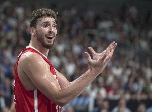 数据比小黑好…火箭记者抱怨：申京的MVP被抢劫了！