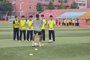 北京国安走进建大附中，给学生们带来一堂足球公益体验课