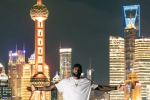 仅用时5分钟！摄影师回顾在上海外滩楼顶为詹姆斯拍摄宣传照