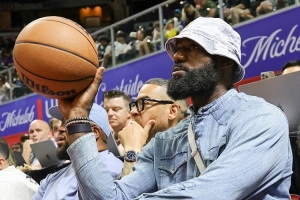 詹姆斯退役后可以去高中当教练？夸梅：这可以有 他年轻也够活泼