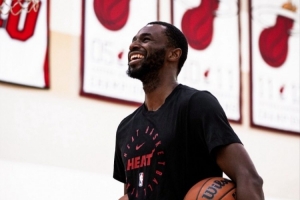 笑容纯真！维金斯晒训练照 球迷评论：未来的湖人！