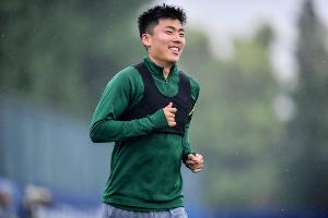 曾效力狼队梯队的何朕宇现身“蒙超”，打进3球暂列射手榜第5位