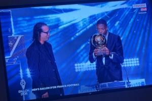 小图拉姆在家看登贝莱获得金球奖，晒照配文：这不是AI生成的😍