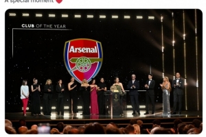 荣膺年度最佳女足俱乐部！阿森纳女足晒领奖照片：特别的时刻