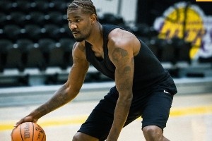 湖人官方晒出两位新援斯玛特和艾顿训练照：严阵以待💪